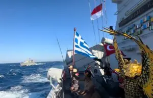 BUKTI EKSISTENSI DAN KONTRIBUSI KRI FKO-368 DI MATA DUNIA, SELURUH UNSUR KAPAL MTF-UNIFIL KIBARKAN SANG MERAH PUTIH