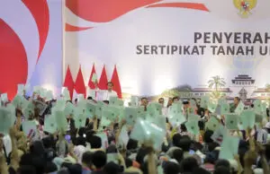 Presiden Jokowi Menyerahkan Sertifikat Tanah untuk Rakyat