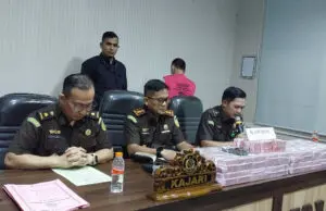 Kejaksaan Negeri Karawang Tangkap 2 Orang Tersangka Mafia Pupuk dan Sita Uang 4 Miliar