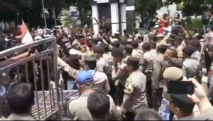 Gara-Gara Rebutan Janda Masyarakat Desa Kalensari Demo Pemda, Rusak Gerbang Pintu Pemda Kab Subang