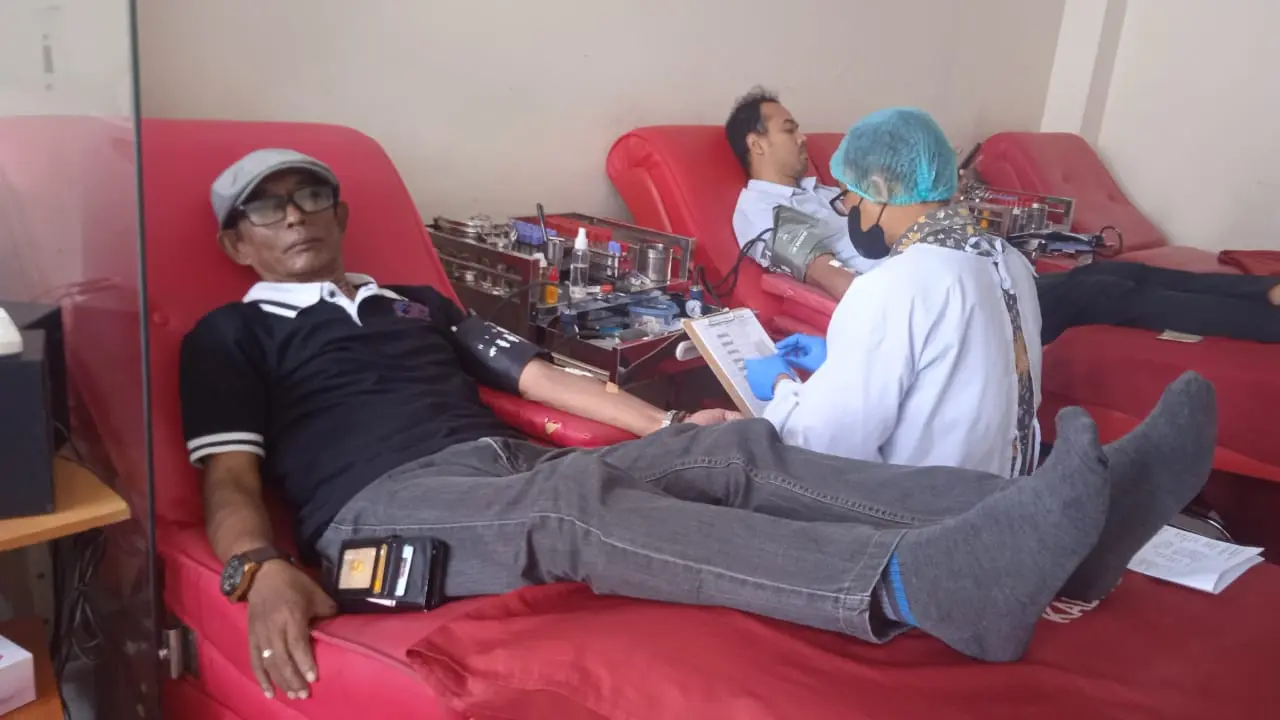 Peringati Hari Jadi SMSI ke- 7, SMSI Karawang Donor Darah Gandeng PMI
