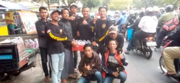 Ramadan Ceria Lsm Tuar Bersatu Bagikan Takjil kepengguna jalan