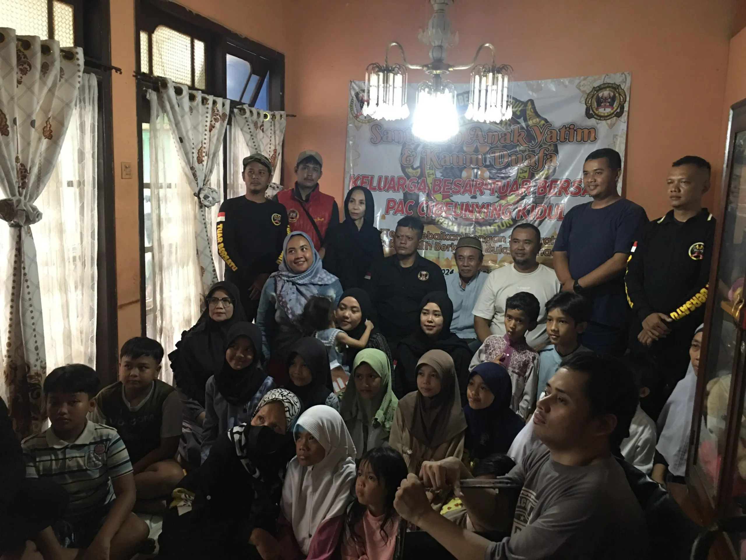 Peduli kaum Dhuafa dan Yatim Piatu LSM TUAR Bersatu PAC Cibeunying Kidul Bagikan Santunan