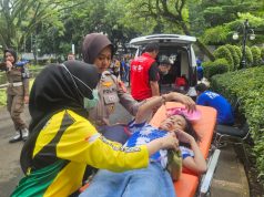 Aksi Humanis, Polda Jabar Gercep Evakuasi Bobotoh yang Pingsan saat Konvoi Juara Persib di Bandung