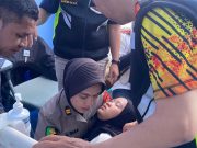 Anggota Polwan Polda Jabar saat memeriksa pendemo yang kelelahan.