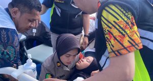 Anggota Polwan Polda Jabar saat memeriksa pendemo yang kelelahan.