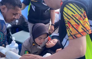 Anggota Polwan Polda Jabar saat memeriksa pendemo yang kelelahan.