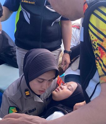 Anggota Polwan Polda Jabar saat memeriksa pendemo yang kelelahan.