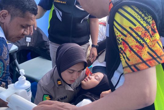 Anggota Polwan Polda Jabar saat memeriksa pendemo yang kelelahan.