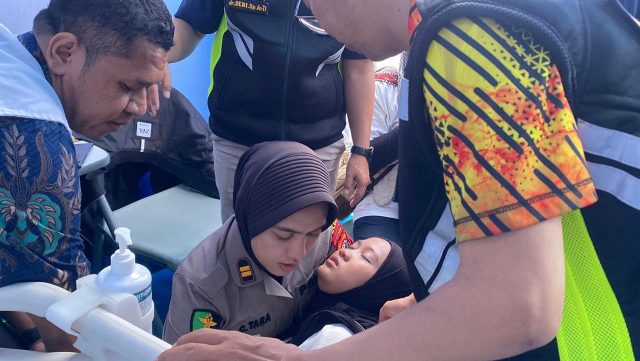 Anggota Polwan Polda Jabar saat memeriksa pendemo yang kelelahan.