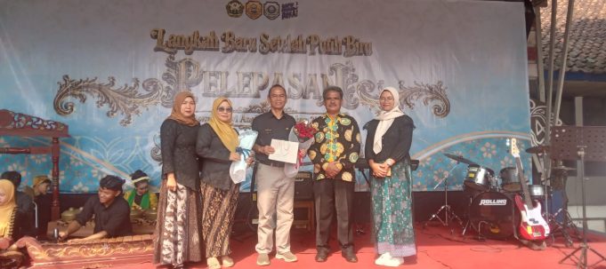Ketua IKA Kang Dedi Oded Hadiri Acara Pelepasan Kelas 9 SMP N 4 Subang