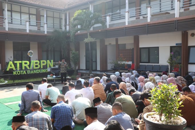 SIRAMAN ROHANI DI KANTOR PERTANAHAN KOTA BANDUNG, AJAK PEGAWAI MENELADANI AMALAN PEMBUKA PINTU KEBERKAHAN