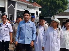 Ketua DPRD Kabupaten Karawang H. Endang Sodikin, S.Pd.I., S.H., M.H, didampingi Wakil Ketua III bersama ASDA, Kasat Pol PP Kabupaten Karawang, menerima Aspirasi dari masa aksi Damai yang tegabung dalam Aliansi Masyarakat Karawang (AMK)
