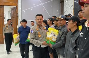 Kasat Lantas Polrestabes Bandung Salurkan Bantuan Pangan, Perkuat Kepedulian Sosial Dan Ketahanan Pangan