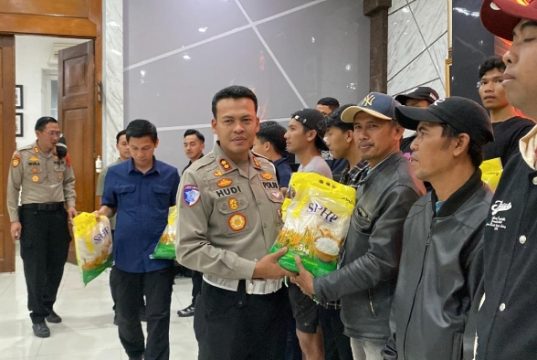 Kasat Lantas Polrestabes Bandung Salurkan Bantuan Pangan, Perkuat Kepedulian Sosial Dan Ketahanan Pangan