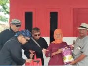 H.Manaf Wakili PT Eco Paper Berikan Bantuan Sembako Dan Seperangkat Alat Tidur Untuk Mak Asiah