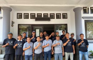 Samsuri Suganda Bersama Tim Pendukung dan Tokoh Masyarakat Perkenalkan Kaus “Tetap Solid” Jelang Pilkades Sadawarna 2026